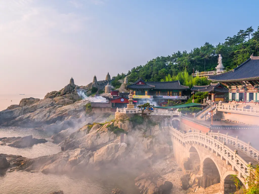 Pemandangan pedesaan Korea yang indah, dengan sawah dan pegunungan