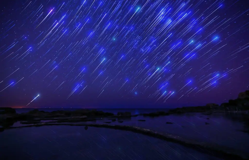 Gambar langit malam yang dipenuhi bintang