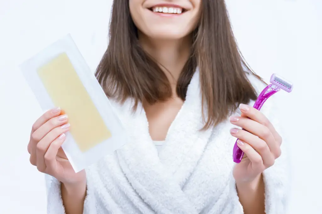 Wanita dengan rambut kemaluan yang sehat dan terawat