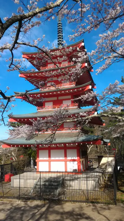 Contoh arsitektur tradisional Jepang seperti kuil atau rumah teh