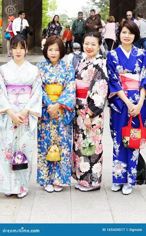 Wanita Jepang dalam pakaian tradisional