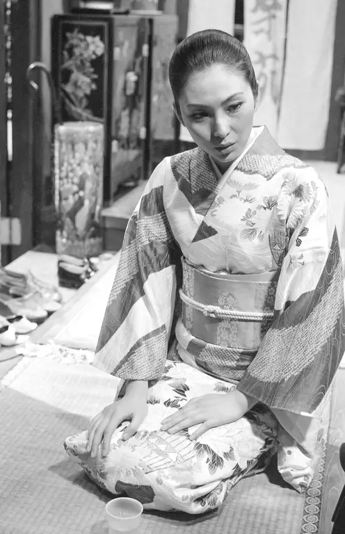 Aktris Jepang dengan kimono tradisional