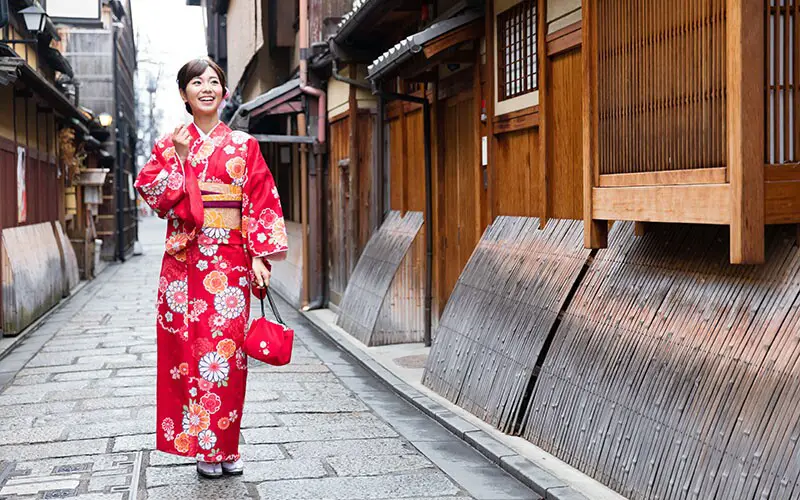 Wanita Jepang dalam pakaian tradisional