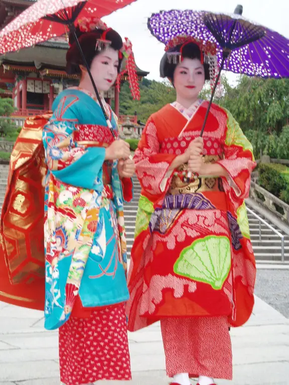 Gambar yang menampilkan berbagai aspek budaya Jepang, seperti kimono, pagoda, dan taman Jepang.