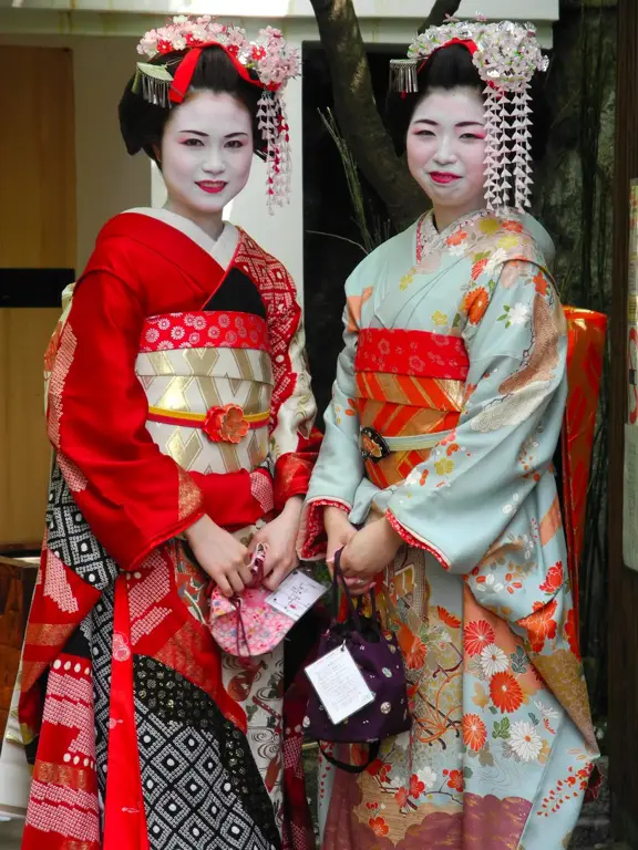 Wanita Jepang dalam pakaian tradisional