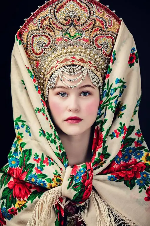 Wanita Rusia dalam pakaian tradisional