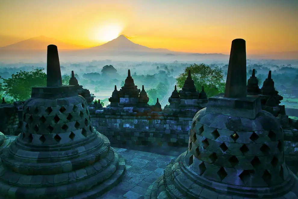 Matahari terbit di Candi Borobudur