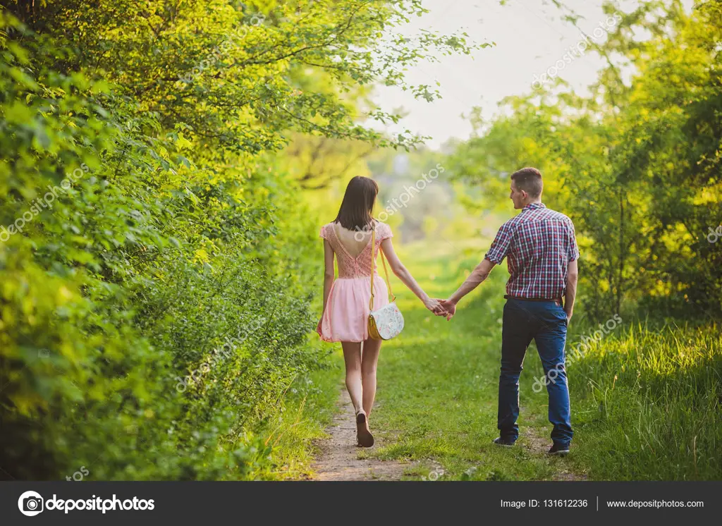 Pasangan yang sedang romantis di alam terbuka