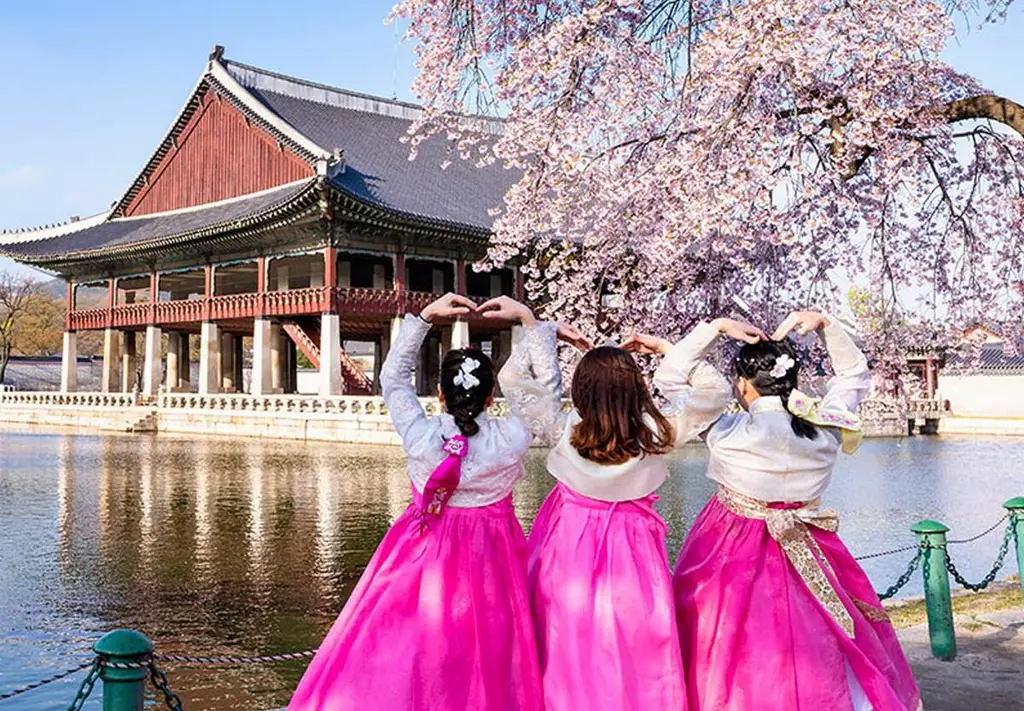 Gambar yang menampilkan berbagai aspek budaya Korea Selatan, seperti makanan tradisional, pakaian tradisional Hanbok, dan pemandangan alam yang indah.