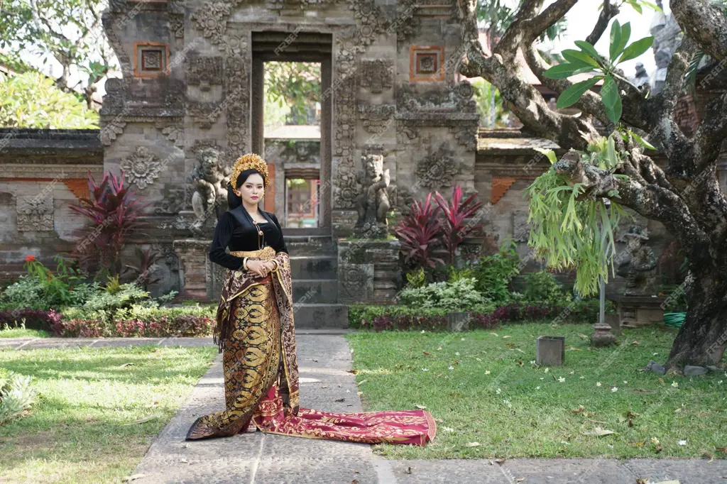 Detail kain kebaya Bali yang menunjukkan keindahan tekstur dan motifnya