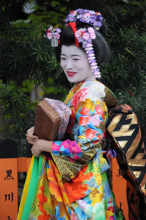 Gambar geisha dengan kimono indah