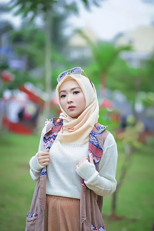 Foto-foto wanita berhijab cantik dengan gaya fashion yang modern dan elegan.