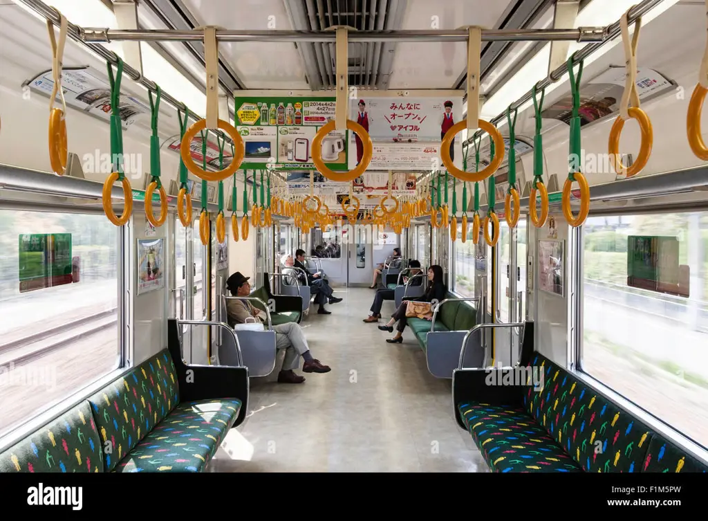 Interior kereta api Jepang yang modern dan bersih.