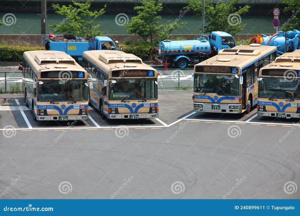 Pemandangan Kota Jepang dengan Bus