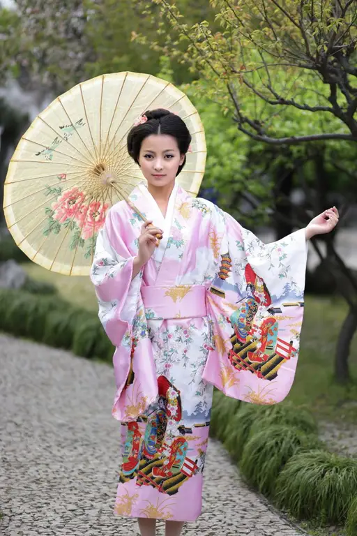 Gambar-gambar pakaian tradisional Jepang seperti kimono.