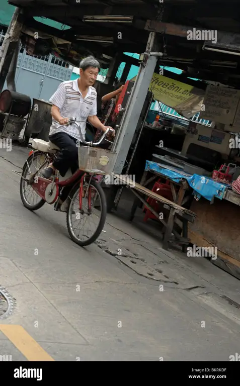 Adegan jalanan Bangkok yang ramai dan penuh warna