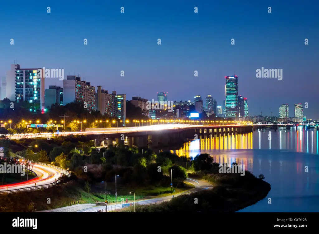 Pemandangan kota Seoul di malam hari