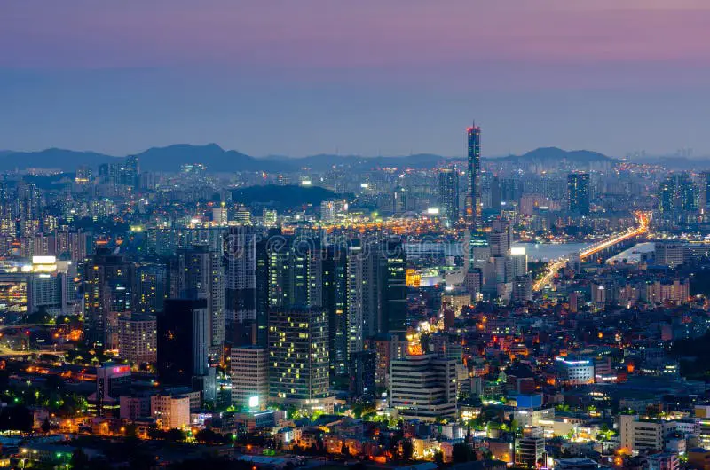 Foto pemandangan kota Seoul di malam hari yang indah.