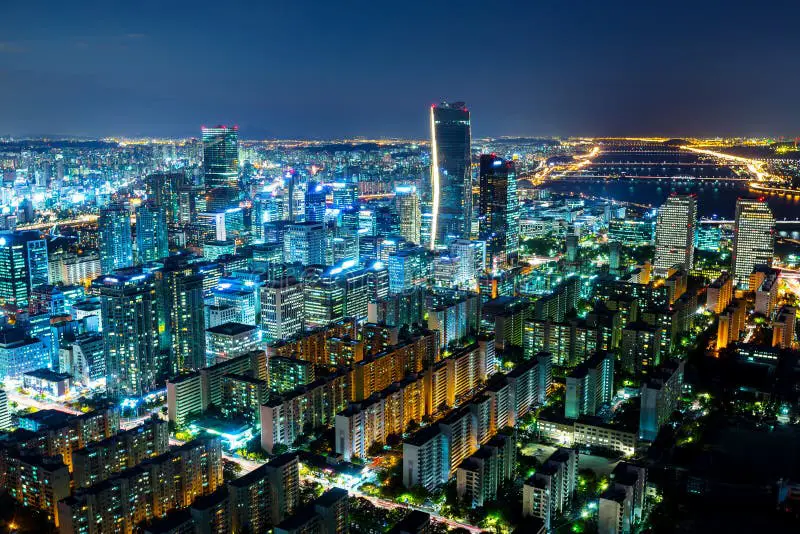 Pemandangan kota Seoul di malam hari