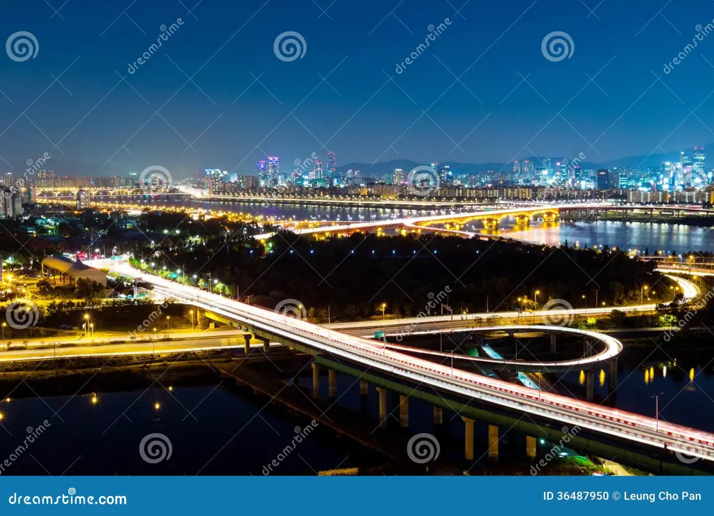 Pemandangan Kota Seoul di Malam Hari