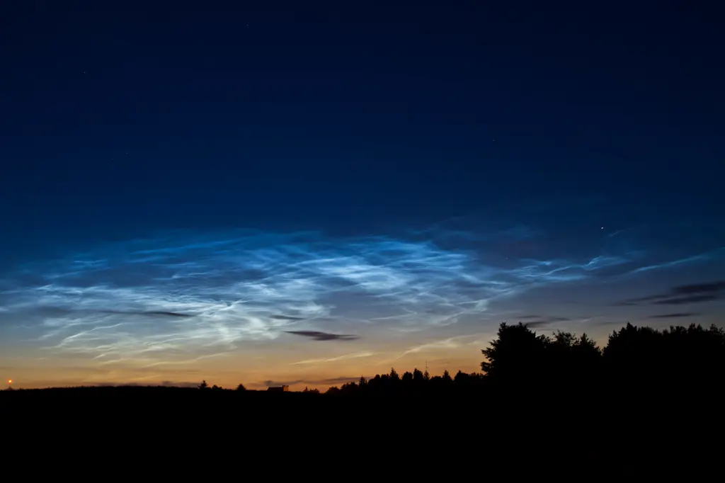 Gambar langit malam yang dipenuhi bintang-bintang.