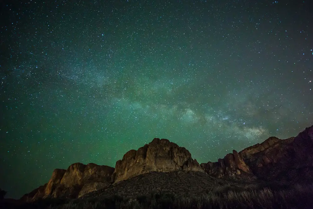 Gambar langit malam yang dipenuhi bintang-bintang