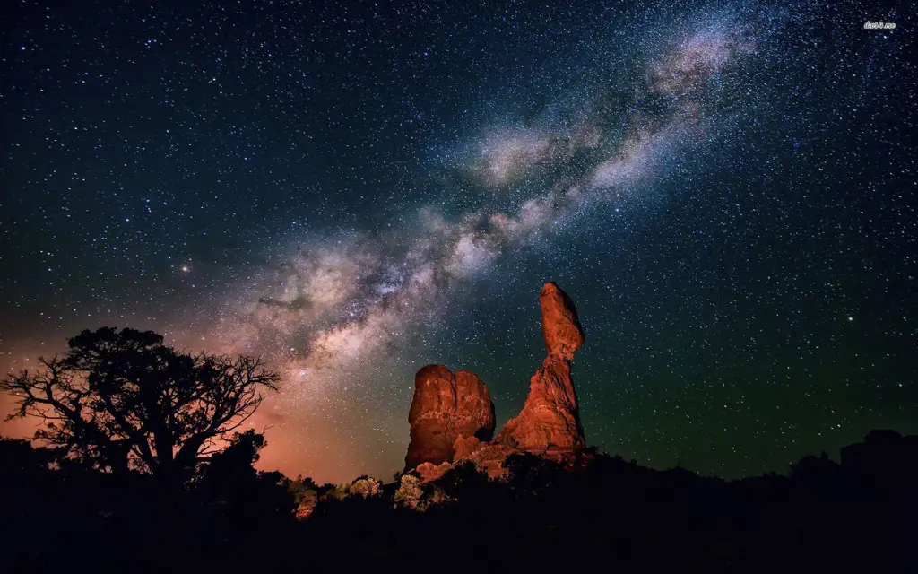 Gambar pemandangan langit malam yang dipenuhi bintang-bintang Bima Sakti