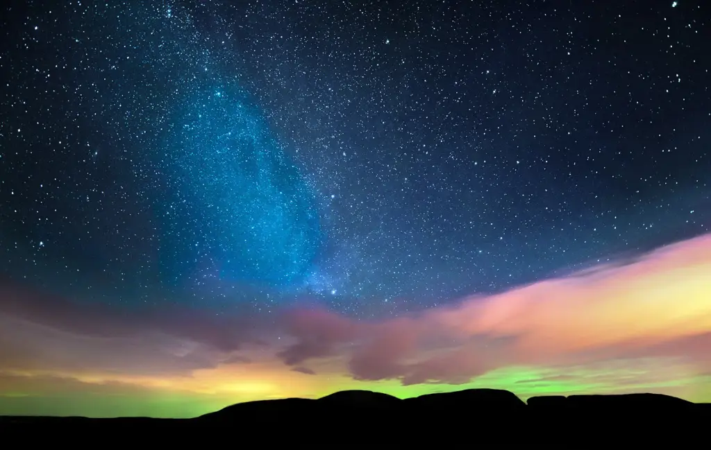 Gambar langit malam yang dipenuhi bintang-bintang