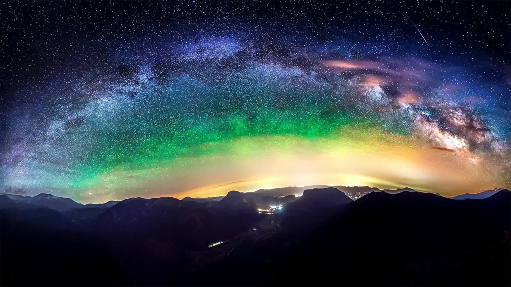 Galaksi Bima Sakti yang indah di langit malam yang gelap