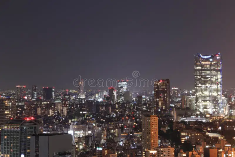 Pemandangan kota Jepang di malam hari