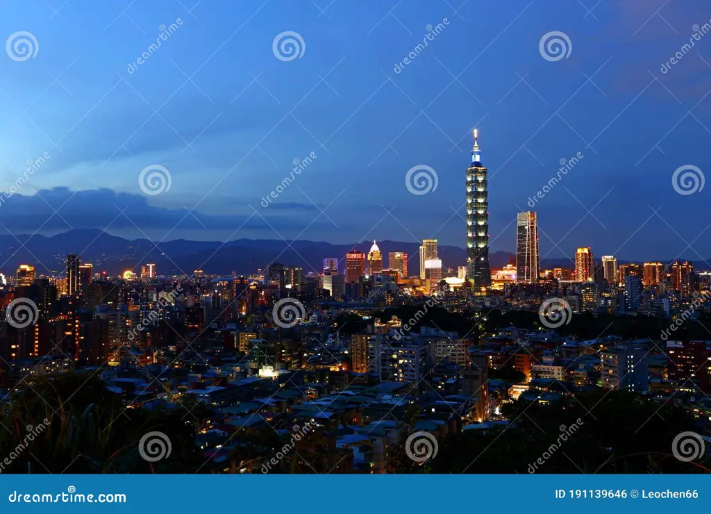 Pemandangan kota Taipei di malam hari