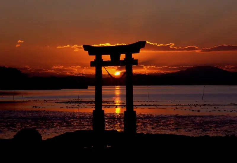 Matahari terbenam di pantai Jepang yang indah