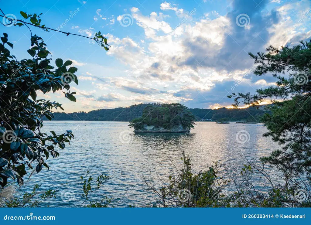 Pemandangan teluk Matsushima di musim gugur dengan dedaunan maple yang berwarna-warni