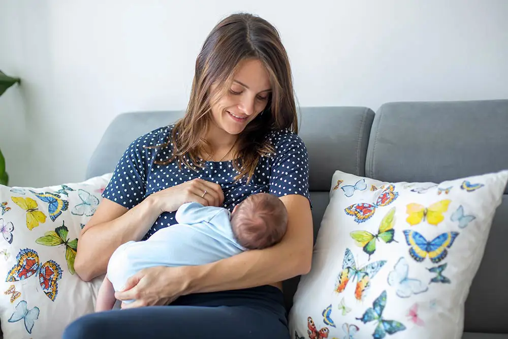 Ibu menyusui bayi dengan bahagia