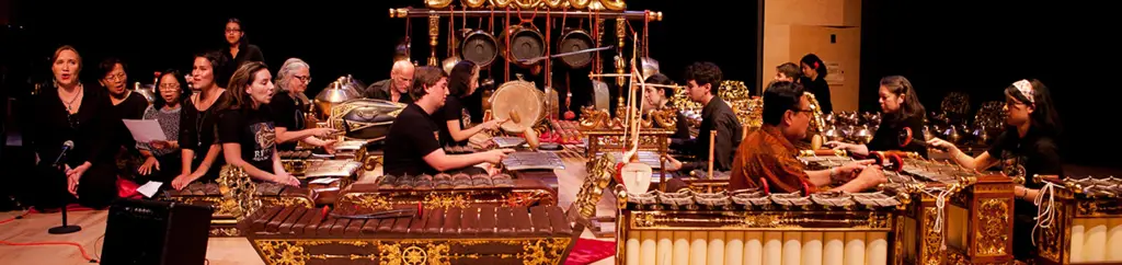 Orkestra gamelan Jawa yang sedang memainkan musik tradisional