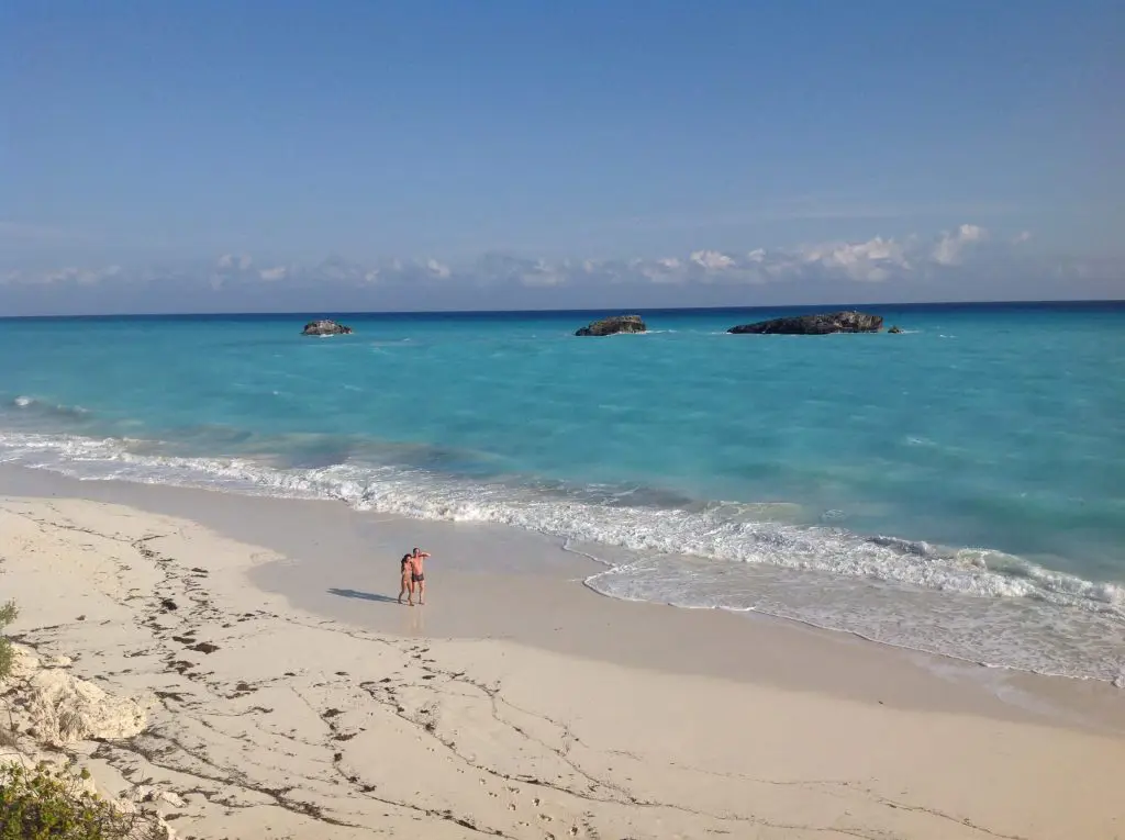 Pantai-pantai indah di Exuma dengan pasir putih dan air laut biru kehijauan.