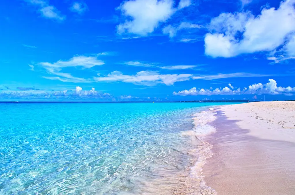 Pemandangan pantai Jepang yang indah