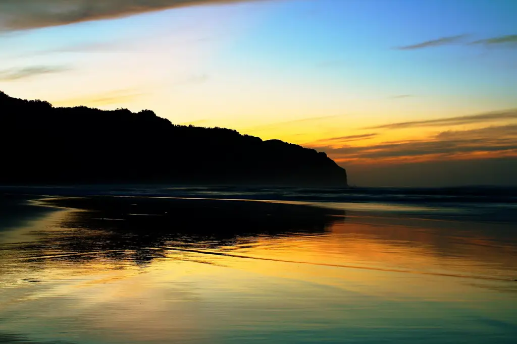 Pantai Parangtritis dengan Super Indo di latar belakang