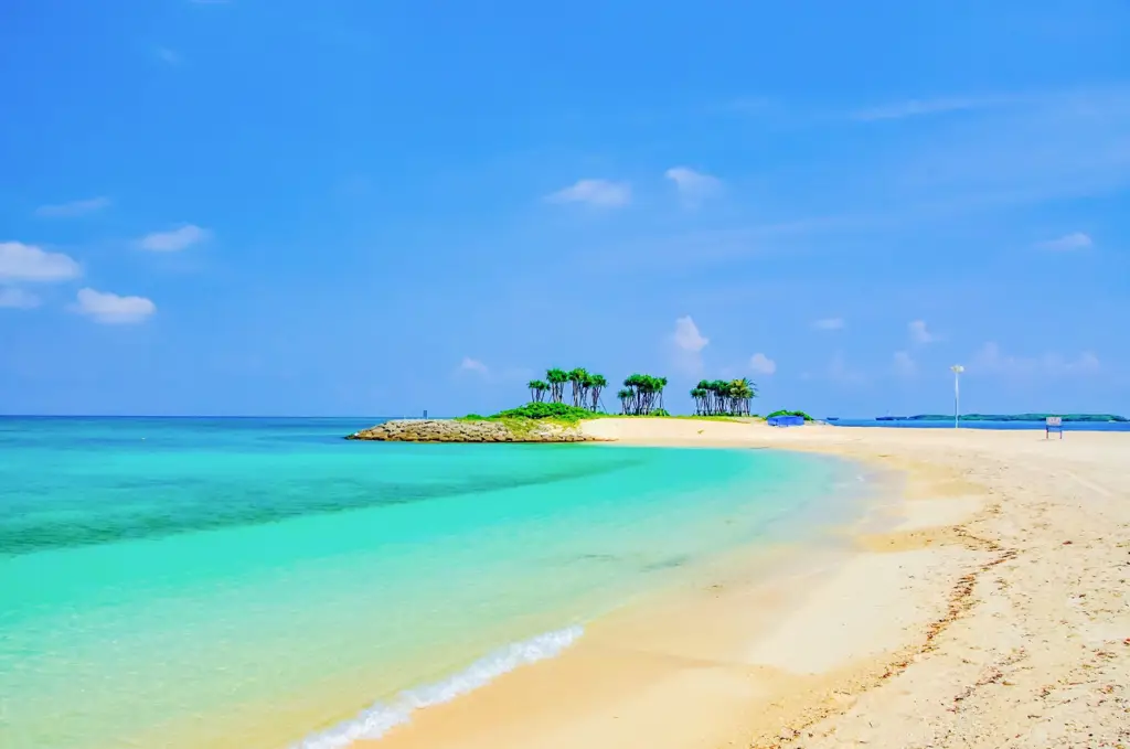 Pantai putih di Jepang yang indah