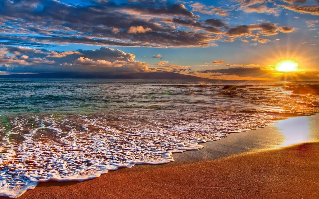 Gambar pantai dengan matahari terbenam