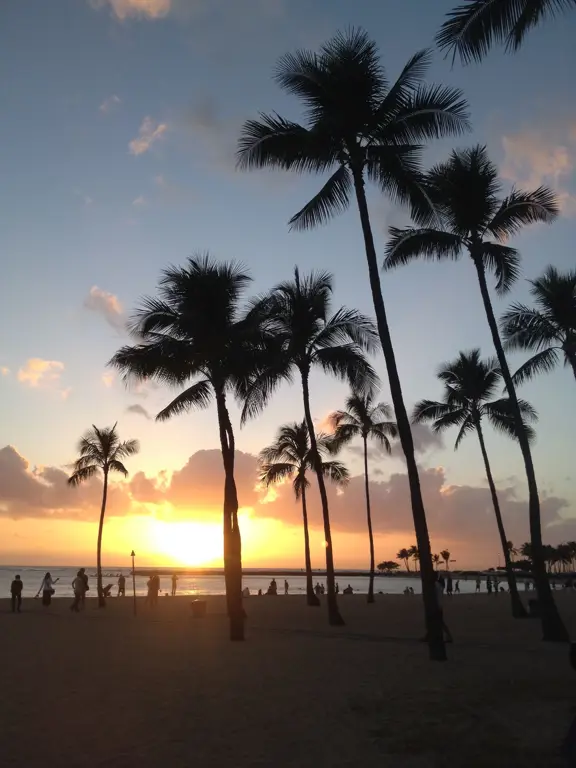 Pemandangan pantai Waikiki yang indah di Hawaii