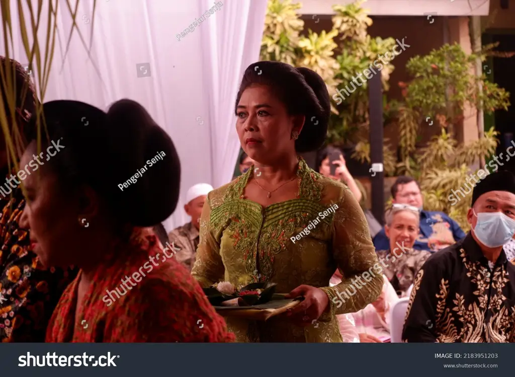 Wanita Jawa cantik mengenakan pakaian tradisional