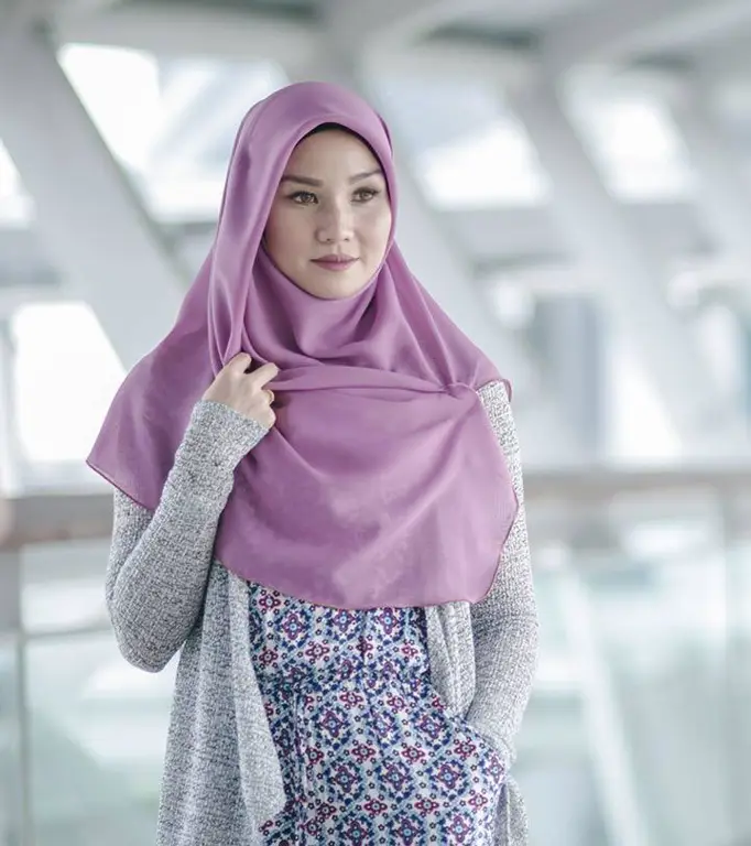 Wanita berhijab dengan rambut sehat dan berkilau