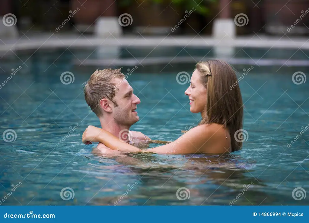 Pasangan berenang di kolam renang