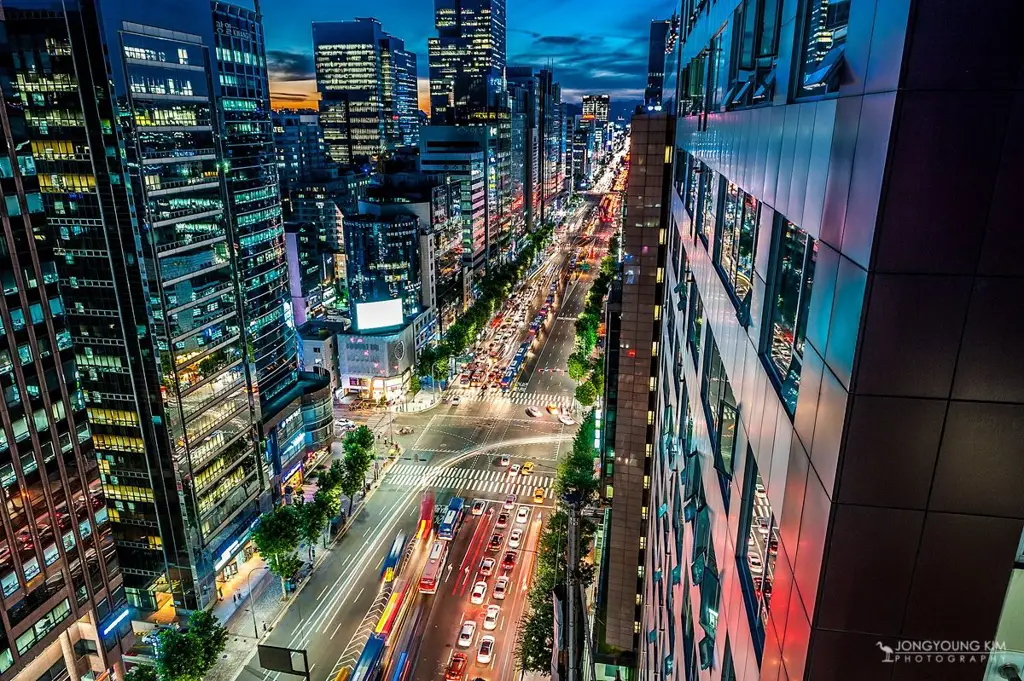 Pemandangan kota Seoul di malam hari yang indah