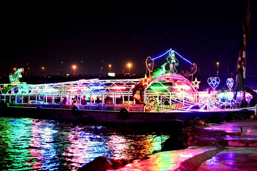 Sungai di Indonesia di malam hari