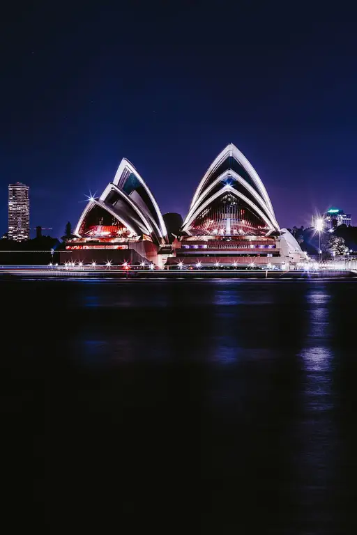 Pemandangan Sydney Opera House di malam hari