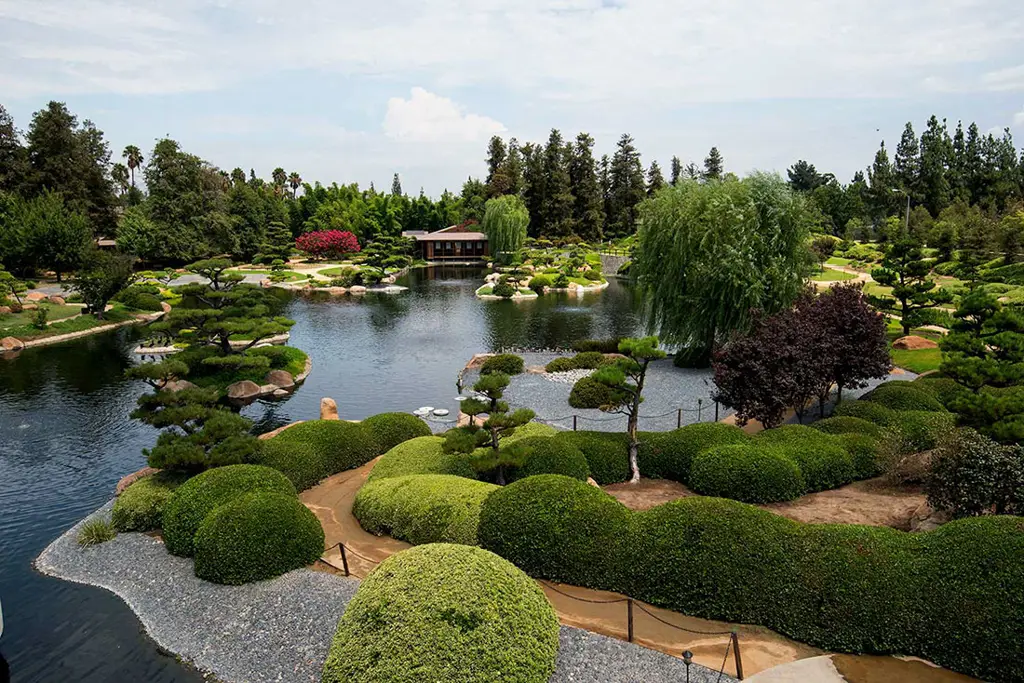 Gambar taman tradisional Jepang yang indah