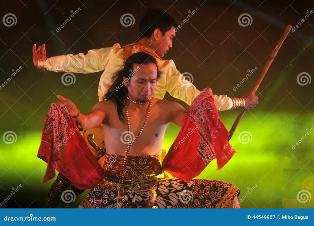 Foto penari tradisional Indonesia dengan kostum yang indah dan gerakan yang anggun.