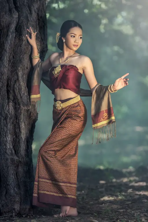 Wanita Thailand berpakaian tradisional